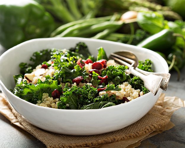 Quinoa-Kale-Salat mit Ziegen-Rolle
