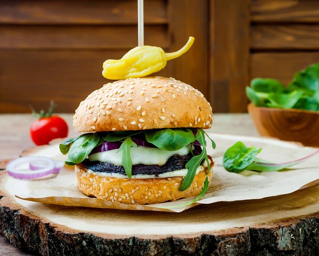Veggie Burger mit Portobello-Pilzen und Ziegen-Rolle
